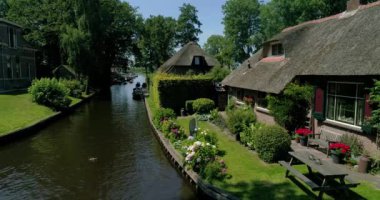 Hollanda Giethoorn köyünün havadan görünümü. Giethoorn 'Hollanda Venedik' olarak da adlandırılır ve her yıl yaklaşık 800.000 ziyaretçi alır.
