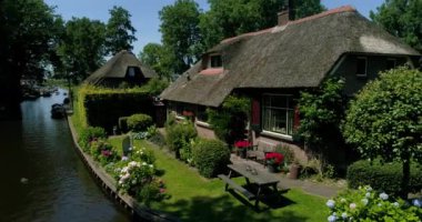 Hollanda Giethoorn köyünün havadan görünümü. Giethoorn 'Hollanda Venedik' olarak da adlandırılır ve her yıl yaklaşık 800.000 ziyaretçi alır.