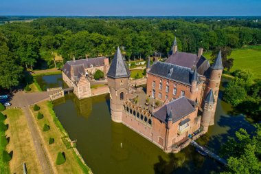 Hollanda Heeswijk Kalesi'nin havadan görünümü.