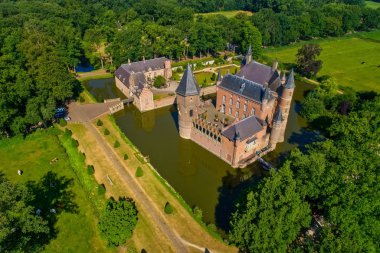 Hollanda Heeswijk Kalesi'nin havadan görünümü.