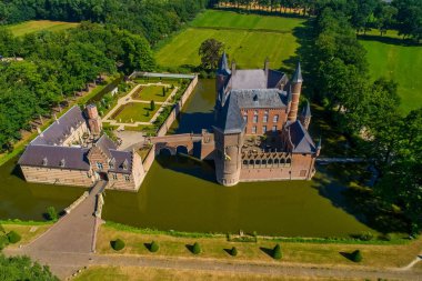 Hollanda Heeswijk Kalesi'nin havadan görünümü.