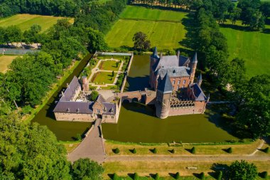 Hollanda Heeswijk Kalesi'nin havadan görünümü.