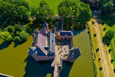 Hollanda Heeswijk Kalesi'nin havadan görünümü.