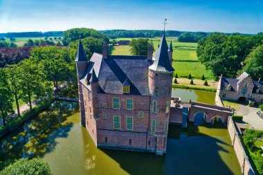 Hollanda Heeswijk Kalesi'nin havadan görünümü.