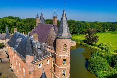 Hollanda Heeswijk Kalesi'nin havadan görünümü.