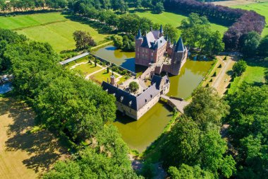 Hollanda Heeswijk Kalesi'nin havadan görünümü.