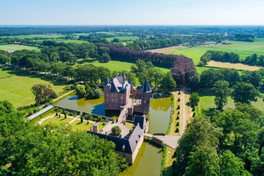 Hollanda Heeswijk Kalesi'nin havadan görünümü.