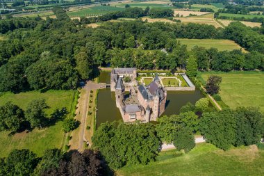 Hollanda Heeswijk Kalesi'nin havadan görünümü.