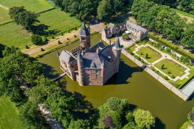 Hollanda Heeswijk Kalesi'nin havadan görünümü.