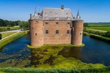 Köyün Ammerzoden Hollanda Ammersoyen Kalesi'nin havadan görünümü. 