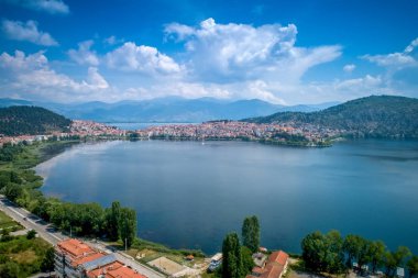 Havadan görünümü Kesriye şehir ve göl ORESTIADA Kuzey Yunanca.