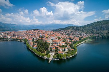 Havadan görünümü Kesriye şehir ve göl ORESTIADA Kuzey Yunanca.