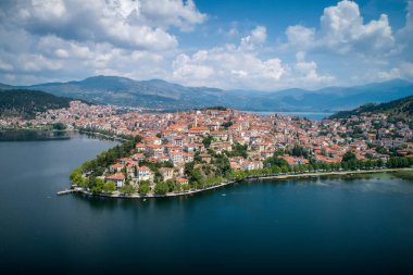 Havadan görünümü Kesriye şehir ve göl ORESTIADA Kuzey Yunanca.