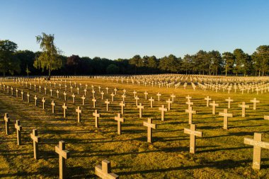 Ysselsteyn, Hollanda - 30 Haziran 2018: Hava Ysselsteyn mezar 31,598 Alman savaş ölü, İkinci Dünya Savaşı sırasında içeren dünyanın en büyük Alman savaş mezarlıkta görülmektedir. 