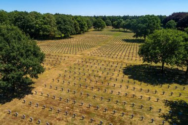 Ysselsteyn, Hollanda - 30 Haziran 2018: Hava Ysselsteyn mezar 31,598 Alman savaş ölü, İkinci Dünya Savaşı sırasında içeren dünyanın en büyük Alman savaş mezarlıkta görülmektedir. 