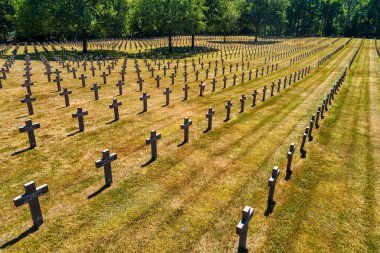 Ysselsteyn, Hollanda - 29 Haziran 2018: Hava Ysselsteyn mezar 31,598 Alman savaş ölü, İkinci Dünya Savaşı sırasında içeren dünyanın en büyük Alman savaş mezarlıkta görülmektedir. 