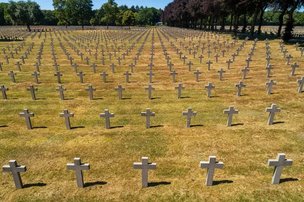 Ysselsteyn の空撮は 598 ドイツの戦死者の墓を含んでいる第二次世界大戦中に世界で最も大きいドイツ戦争墓地 Ysselsteyn オランダ 2018 — ストック写真