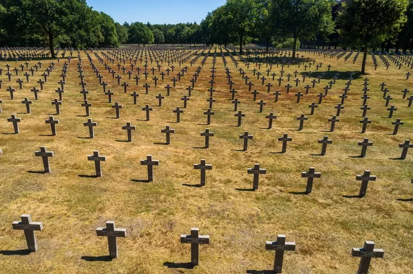 Ysselsteyn の空撮は 598 ドイツの戦死者の墓を含んでいる第二次世界大戦中に世界で最も大きいドイツ戦争墓地 Ysselsteyn オランダ 2018 — ストック写真