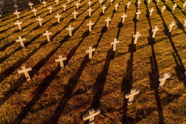 Ysselsteyn, Hollanda - 30 Haziran 2018: Hava Ysselsteyn mezar 31,598 Alman savaş ölü, İkinci Dünya Savaşı sırasında içeren dünyanın en büyük Alman savaş mezarlıkta görülmektedir. 