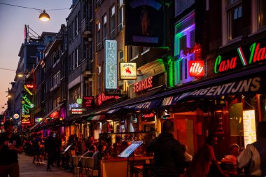 Amsterdam, Hollanda - 7 Temmuz 2018: Renkli gece ışık müzik eğlence ve Bar Amsterdam sokak Korte Leidsedwarsstraat yürüme ile. meşgul bir turist sokak mı.