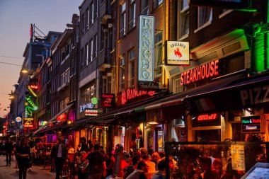 Amsterdam, Hollanda - 7 Temmuz 2018: Renkli gece ışık müzik eğlence ve Bar Amsterdam sokak Korte Leidsedwarsstraat yürüme ile. meşgul bir turist sokak mı.