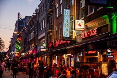 Amsterdam, Hollanda - 7 Temmuz 2018: Renkli gece ışık müzik eğlence ve Bar Amsterdam sokak Korte Leidsedwarsstraat yürüme ile. meşgul bir turist sokak mı.