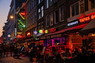 Amsterdam, Hollanda - 7 Temmuz 2018: Renkli gece ışık müzik eğlence ve Bar Amsterdam sokak Korte Leidsedwarsstraat yürüme ile. meşgul bir turist sokak mı.