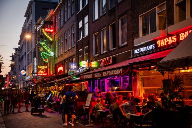 Amsterdam, Hollanda - 7 Temmuz 2018: Renkli gece ışık müzik eğlence ve Bar Amsterdam sokak Korte Leidsedwarsstraat yürüme ile. meşgul bir turist sokak mı.