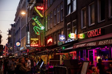 Amsterdam, Hollanda - 7 Temmuz 2018: Renkli gece ışık müzik eğlence ve Bar Amsterdam sokak Korte Leidsedwarsstraat yürüme ile. meşgul bir turist sokak mı.