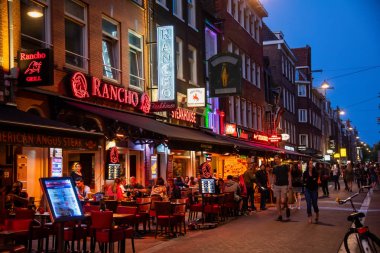 Amsterdam, Hollanda - 7 Temmuz 2018: Renkli gece ışık müzik eğlence ve Bar Amsterdam sokak Korte Leidsedwarsstraat yürüme ile. meşgul bir turist sokak mı.