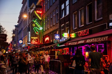Amsterdam, Hollanda - 7 Temmuz 2018: Renkli gece ışık müzik eğlence ve Bar Amsterdam sokak Korte Leidsedwarsstraat yürüme ile. meşgul bir turist sokak mı.