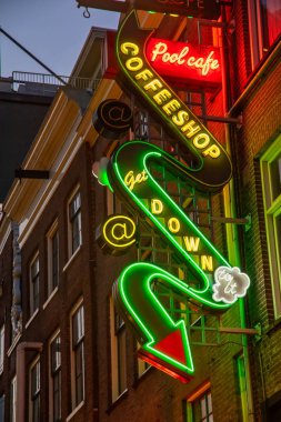Amsterdam, Hollanda - 7 Temmuz 2018: Biri nerede esrar (marihuana) özel kullanım için satılan, birçok ünlü Amsterdam coffeshops
