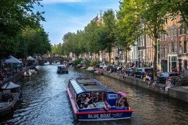 Amsterdam, Hollanda - 7 Temmuz 2018: Hollanda Amsterdam kanalları ile Köprü ve tipik güzel manzarasına ev sahipliği yapmaktadır. Hollanda 