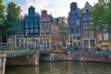 Amsterdam, Hollanda - 7 Temmuz 2018: Hollanda Amsterdam kanalları ile Köprü ve tipik güzel manzarasına ev sahipliği yapmaktadır. Hollanda 