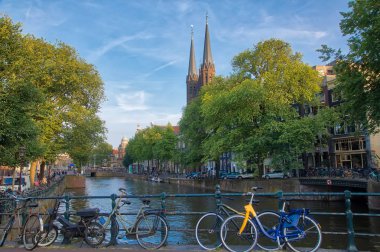 Amsterdam, Hollanda - 7 Temmuz 2018: Hollanda Amsterdam kanalları ile Köprü ve tipik güzel manzarasına ev sahipliği yapmaktadır. Hollanda 