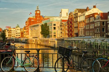 Amsterdam, Hollanda - 7 Temmuz 2018: Hollanda Amsterdam kanalları ile Köprü ve tipik güzel manzarasına ev sahipliği yapmaktadır. Hollanda 