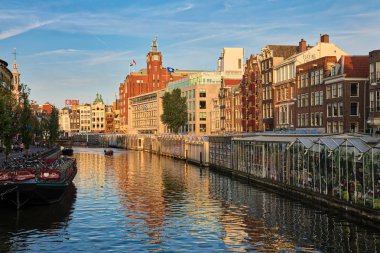 Amsterdam, Hollanda - 7 Temmuz 2018: Hollanda Amsterdam kanalları ile Köprü ve tipik güzel manzarasına ev sahipliği yapmaktadır. Hollanda 