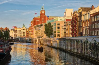 Amsterdam, Hollanda - 7 Temmuz 2018: Hollanda Amsterdam kanalları ile Köprü ve tipik güzel manzarasına ev sahipliği yapmaktadır. Hollanda 
