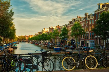 Amsterdam, Hollanda - 7 Temmuz 2018: Hollanda Amsterdam kanalları ile Köprü ve tipik güzel manzarasına ev sahipliği yapmaktadır. Hollanda 