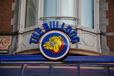 Amsterdam, Hollanda - 7 Temmuz 2018: Ünlü coffeshop Bulldog Amsterdam City, Hollanda