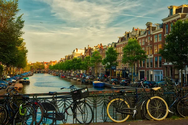 Amsterdam, Hollanda - 7 Temmuz 2018: Hollanda Amsterdam kanalları ile Köprü ve tipik güzel manzarasına ev sahipliği yapmaktadır. Hollanda 