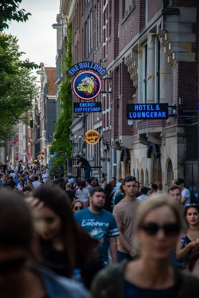 Amsterdam Netherland July 2018 Bars Coffee Shops Street Full Tourists — Stock Photo, Image