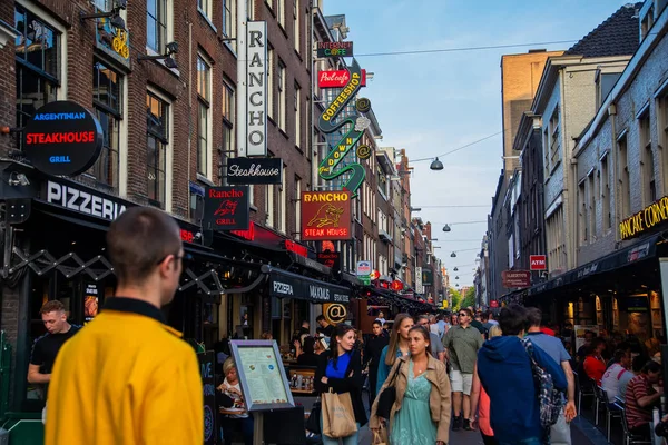 Amsterdam Netherland July 2018 Bars Coffee Shops Street Full Tourists — Stock Photo, Image