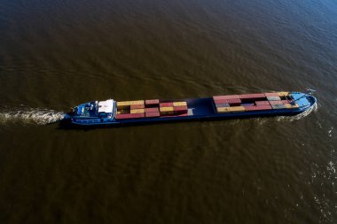 Rhine - Hollanda, 14 Temmuz 2018: Hollanda'nın bir bölgede Ren Nehri geçerken bir konteyner ile bir ticaret gemisine havadan görünümü
