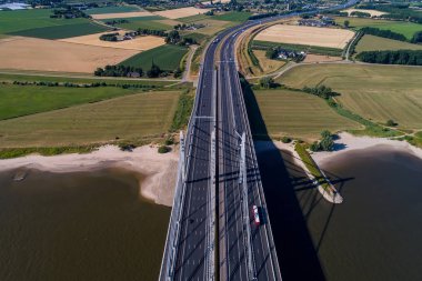 Köprü ve yol araçları Hollanda'nın bir alanda Ren Nehri üzerinde ile havadan görünümü