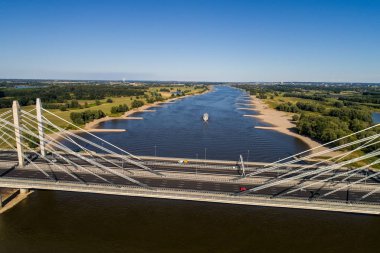 Köprü ve yol araçları Hollanda'nın bir alanda Ren Nehri üzerinde ile havadan görünümü