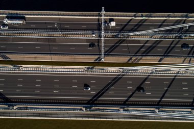 Köprü ve yol araçları Hollanda'nın bir alanda Ren Nehri üzerinde ile havadan görünümü