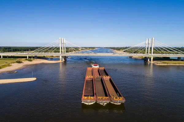 Vista Aérea Del Buque Que Cruza Bajo Puente Sobre Río —  Fotos de Stock