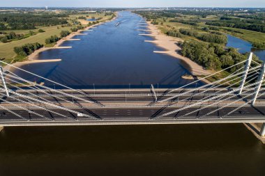 Köprü ve yol araçları Hollanda'nın bir alanda Ren Nehri üzerinde ile havadan görünümü