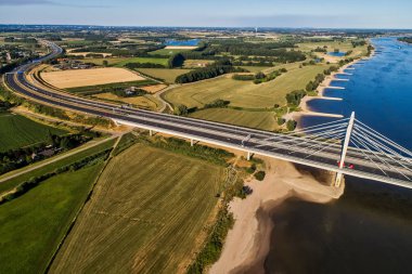 Köprü ve yol araçları Hollanda'nın bir alanda Ren Nehri üzerinde ile havadan görünümü